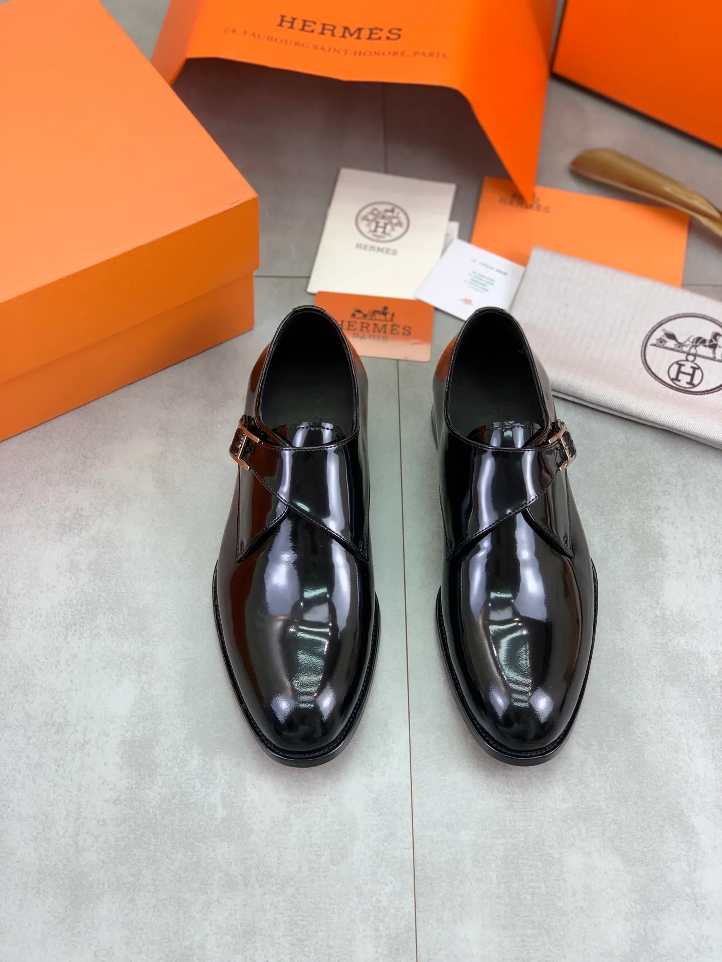 Factory price P940 💰💎💎💎 Original genuine leather outsole Brand: Hermès Grade: Same as the official website Original quality materials: Original soft calfskin Water-dyed cowhide lining Original Italian genuine leather outsole Style categories: Men's fashion Formal casual leather shoes Slip-on men's shoes series Young fashion European and American trends British style Code number: 39-45 (38.46 can be customized)